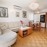 Apartma Lena At Aqualuna