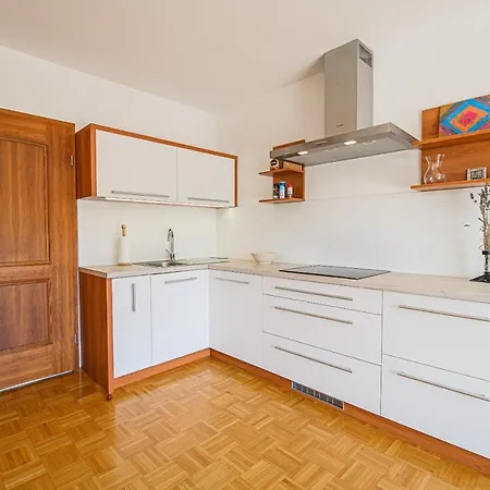 Lena At Aqualuna شقة