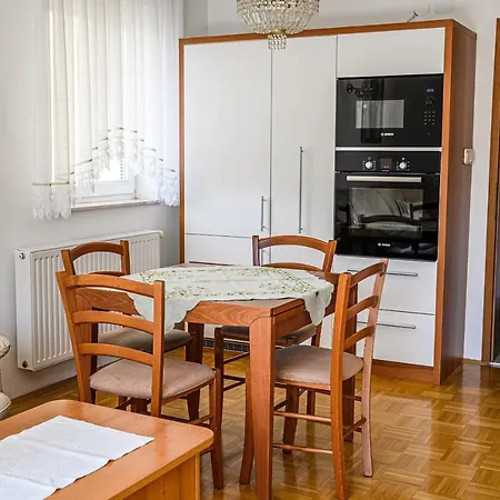 Lena At Aqualuna Apartman