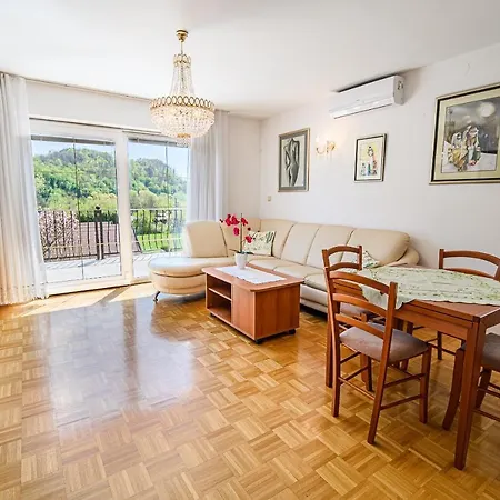 Lena At Aqualuna بوتْشيترتيك