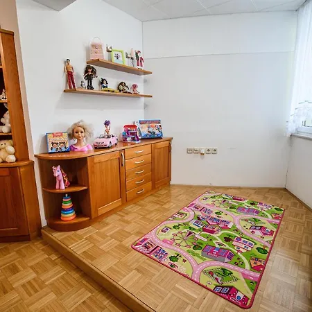 Lena At Aqualuna Apartman