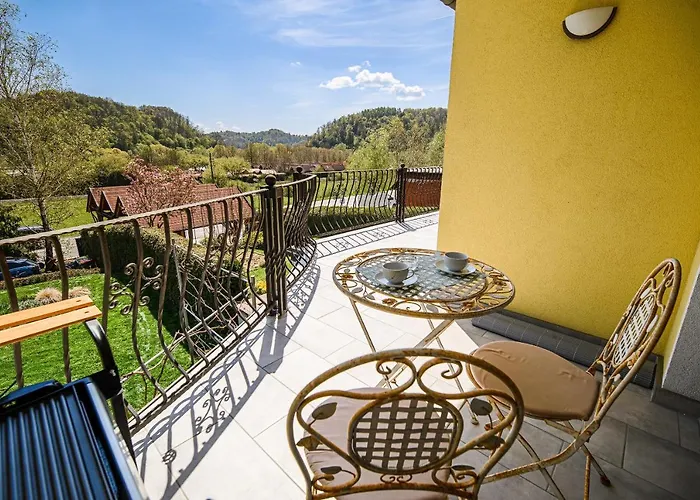 Lena At Aqualuna Apartman