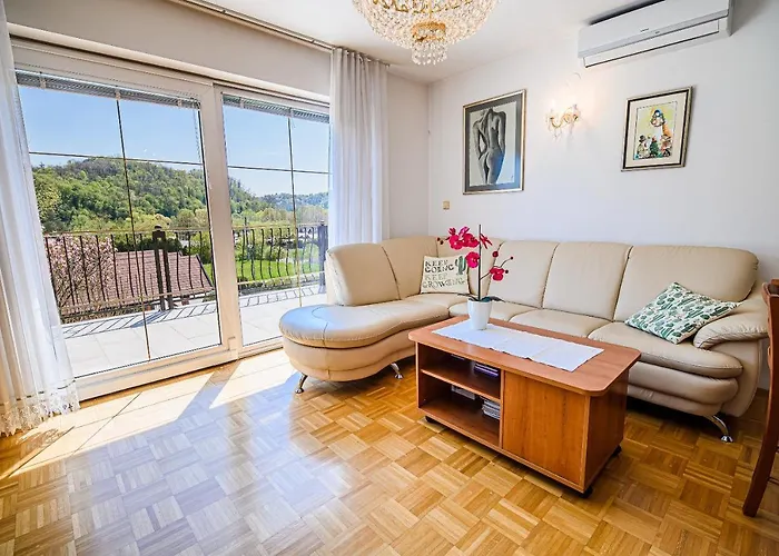 Lena At Aqualuna Apartman